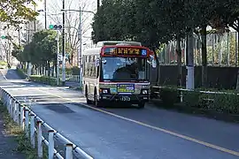 横川町住宅を行くバス