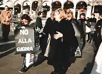 反戦運動に参加するイタリア女性（1990年）