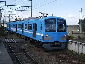 武佐駅に到着する万葉あかね線の列車