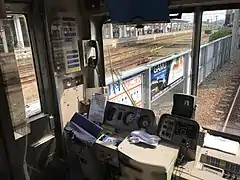 赤電運転席