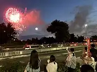 国道1号の北側より花火を観覧