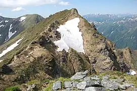 トマの耳から望むオキの耳(山頂)その左奥は一ノ倉岳