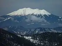 鉢盛山から望む御嶽山、右手前は継子岳（日和田富士）（2008年4月25日）