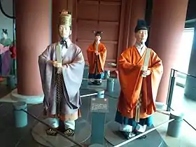 礼服をまとった侍従（大阪歴史博物館）