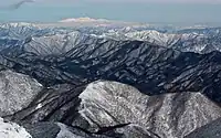 南南西の伊吹山から望む小津三山（左から小津権現山、花房山雷倉）、遠景は白山