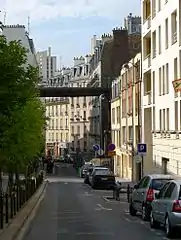 ヴートゥ通りの起点から見る, プティト・サンチュール(廃線)の鉄道橋跡 (La rue de la Voûte à son début, avec le pont ferroviaire de la ligne de Petite Ceinture.)