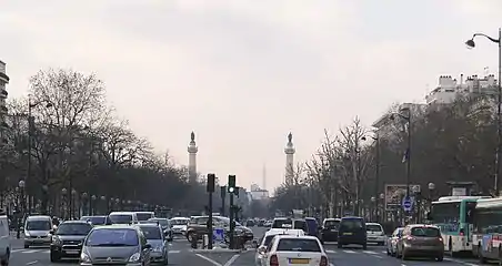 クール・ド・ヴァンセンヌ (Cours de Vincennes)。ナシオン広場方向を見る。