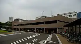 外来診療棟前駐車場（186台収容）