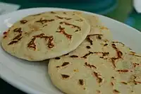 肉、豆、チーズ入りのププサ・リヴエルタスPupusas revueltas