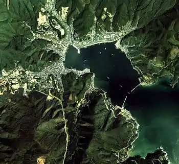 女川湾（宮城県女川町。1975年撮影の国土交通省 国土地理院 地図・空中写真閲覧サービスの空中写真を基に作成）