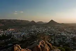 プシュカルの街を見下ろす