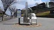 終点の県庁前交差点にある和歌山市道路元標