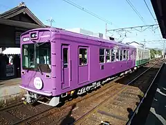 京紫の新塗装となったモボ611形613号車