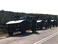 M40無反動砲を搭載した、ギリシャ陸軍のメルセデス・ベンツ・Gクラス車両のボンネット上部には、無反動砲発射時の発砲炎からエンジンを保護するための金属板が設置されている