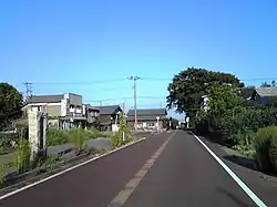 灰方駅のあった場所。小中川側を望む。道路がほぼ本線の跡で、商店（現在は閉店）前の空間が当時の駅前広場（2007年9月11日）。