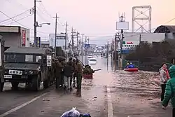 東日本大震災（東北地方太平洋沖地震）で救援活動にあたる陸上自衛隊（2011年3月13日：石巻市新橋・市道石巻(中里)バイパス)