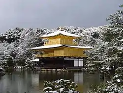 雪化粧した神秘的な金閣