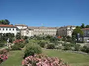 王宮正面の薔薇園