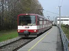 パービング駅で停車するSLB50形電車