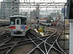 尼崎駅に乗り入れる各社の車両（山陽5000系・近鉄9020系・阪神8000系）