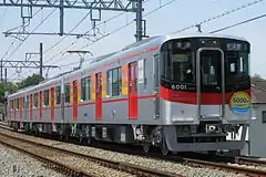 6001編成。6001号（Mc3）の前面に貫通幌枠と電気連結栓が設けられている。