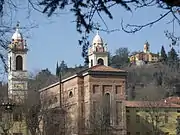 Santuario della Madonna del Sasso （背面）。右奥に Castel del Vescovo