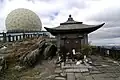 脊振山山頂の背振神社と対空レーダー