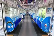 車内にラッピングを施した例（西武鉄道）