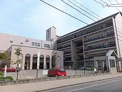 本部の所在する聖霊女子短期大学付属高等学校