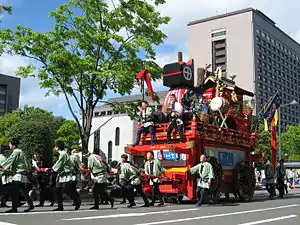 表小路を通る青葉駒山鉾