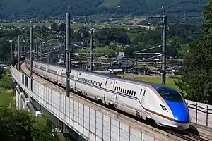 E7系で運行の「あさま」（2020年8月）