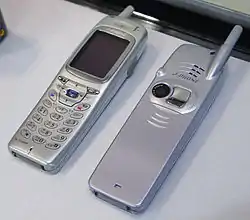 世界初のカメラ付き携帯電話となったJ-PHONEの J-SH04（シャープ、2000年）