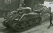 輸送船から上陸するM4シャーマン、イタリア戦線（1944年）