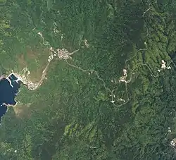 片野浦上空の航空写真。画像向かって左側の集落が「浜田」、中央の集落が「岡」である（2017年撮影）