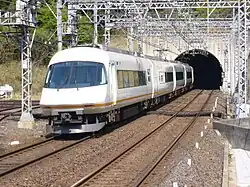 西青山駅から見た新青山トンネル。トンネルの手前は、架線柱の間隔が短くなっている。