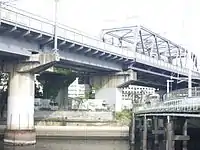 高浜運河の円柱橋脚と浜路橋鉄橋