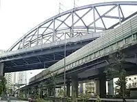 首都高上の跨道橋