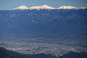 西側の恵那山から望む伊那谷と雪を抱いた白峰三山（左から北岳、間ノ岳、農鳥岳）、2016年12月3日撮影