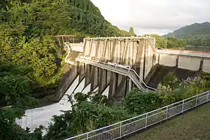 放流中の城山ダム