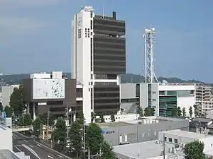 静岡新聞放送会館中央及び左側の建物が本館。右側の建物は新館（放送センター）。静岡新聞社の主要施設はこの奥にある。