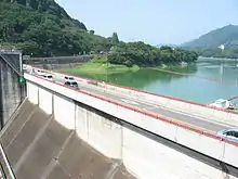 ダム天端を国道413号が走る