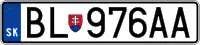欧州の自動車登録プレートは左側に欧州旗のマークが入った青い帯と、その自動車が登録されている加盟国の国番号で構成されている(写真はスロバキア版）