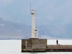 菅浜港防波堤灯台