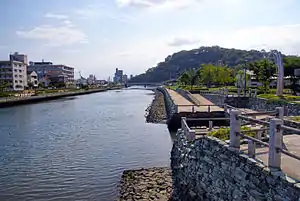 公園西部より城山と対岸の助任川河岸緑地