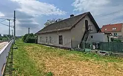 民家として現存する1840年開業時のスヴェティーユル馬車鉄道駅駅舎（スヴェティーユル停留場、2017年）