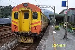 1085次EMU100型自強号が停車中。