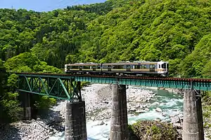 宮川を渡る高山本線のキハ25形気動車（2022年5月 杉原駅 - 猪谷駅間）