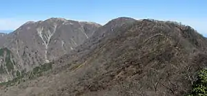 塔ノ岳下部より不動ノ峰（左）と丹沢山（右）