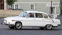 タトラ・603-2（1967年モデル）。1955-75年生産。リアエンジン大型車で、重量バランス確保のためフロントオーバーハングが大きい