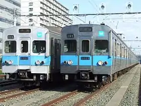 5000系アルミ車（左）と5000系ステンレス車（右）（2006年12月3日 深川検車区）